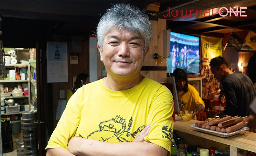 ラグビーワールドカップ2023フランス大会| 日本代表vsチリ代表の一戦をライブ観戦するイベントが開催された大阪市北浜の居酒屋 ラグビー部マーラーの部長(店長)川端 益裕さん-Journal-ONE撮影