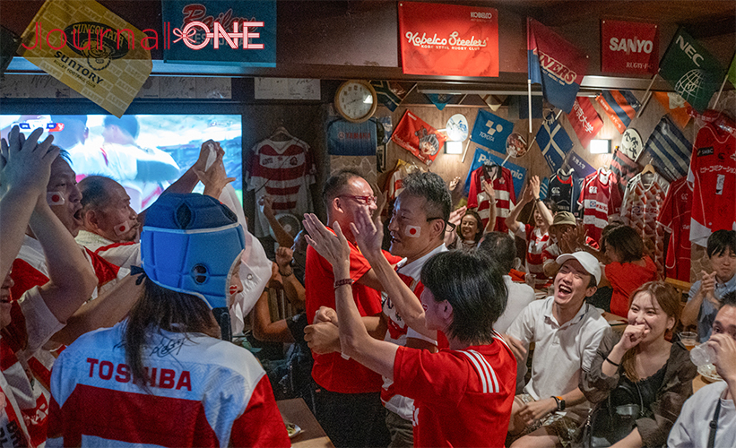 ラグビーワールドカップ2023フランス大会| 日本代表vsチリ代表の一戦をライブ観戦するイベントが開催された大阪市北浜の居酒屋 ラグビー部マーラーで好タックルに歓喜する皆さん-Journal-ONE撮影