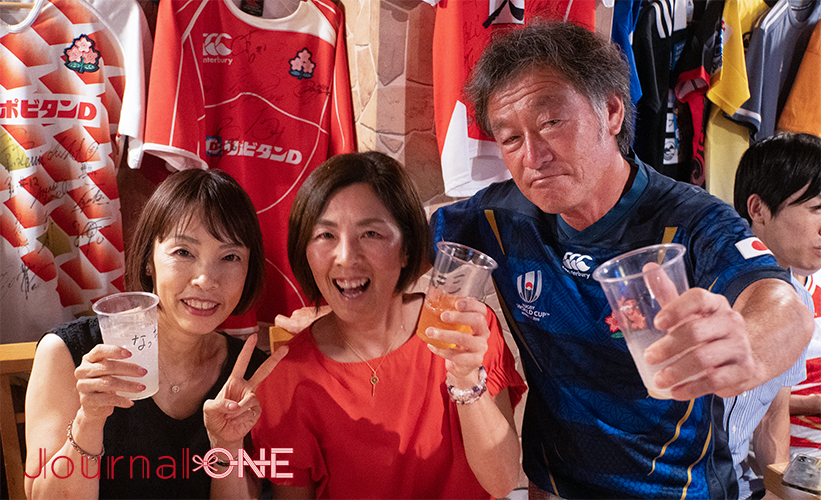 ラグビーワールドカップ2023フランス大会| 日本代表vsチリ代表の一戦をライブ観戦するイベントが開催された大阪市北浜の居酒屋 ラグビー部マーラーに来店したお子様が元ラガーマンの髙橋利香さん、野口 千夏さんのママ友-Journal-ONE撮影