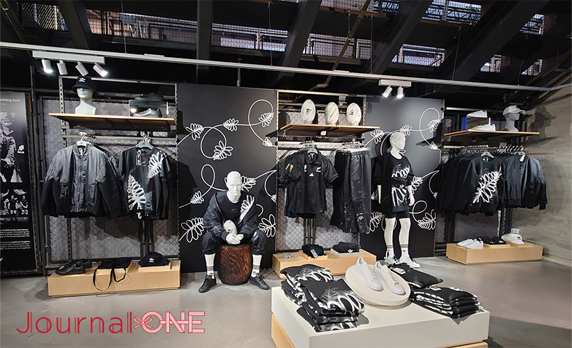 ラグビーW杯2023|パリ市内のジャンゼリゼ通りにあるADIDASのオフィシャルショップはラグビーAllBlacksで彩られる-Journal-ONE撮影