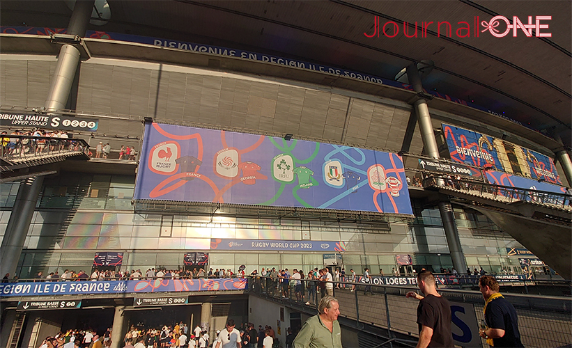 ラグビーW杯2023|Stade de France（スタッド・ド・フランス）にアイルランドやフランスと並び掲げられた日本代表のエンブレム-Journal-ONE撮影