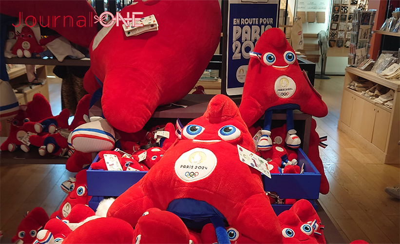 ラグビーW杯2023|パリ市内で創業100年以上の高級百貨店 Galeries Lafayette Haussmann（ギャラリーラファイエット）では、2024年に開催されるパリ2024オリンピック・パラリンピックのグッズも大々的に販売-Journal-ONE撮影