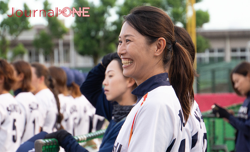 女子ソフトボール JDリーグ後半戦開幕| 後半戦初勝利に向け笑顔で試合に臨む日立サンディーバの東京オリンピック金メダリスト・
清原 奈侑コーチ兼捕手-Journal-ONE撮影