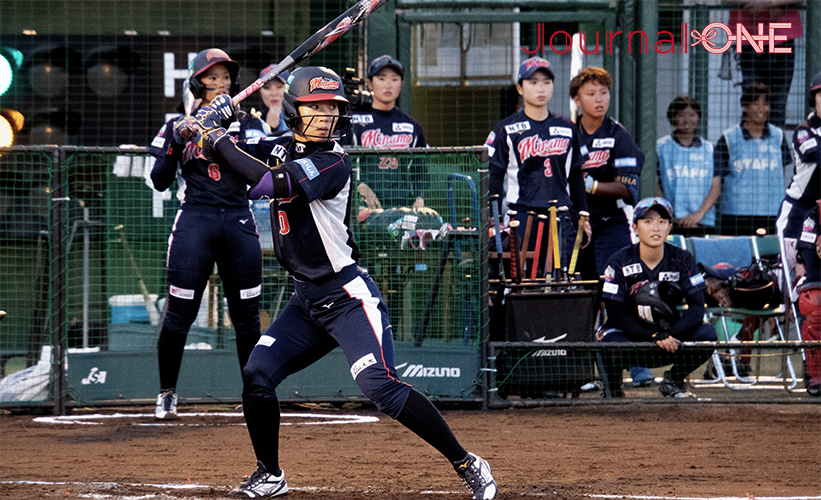 ソフトボール・JDリーグ後半戦開幕| 開幕戦の日立サンディーバ戦で同点の犠飛を放つ大垣ミナモ主将の須藤麻里子三塁手-Journal-ONE撮影