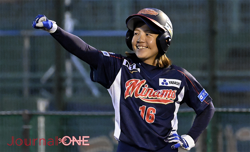 ソフトボール・JDリーグ後半戦開幕| 開幕戦の日立サンディーバ戦でヒットを放つ大垣ミナモの曲者・西野 希美遊撃手-Journal-ONE撮影