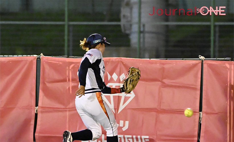 ソフトボール・JDリーグ後半戦開幕| 開幕戦の大垣ミナモ戦で日立サンディーバの堅守・山口 みどり選手が伸ばしたグラブ及ばずタイムリーを打たれる-Journal-ONE撮影