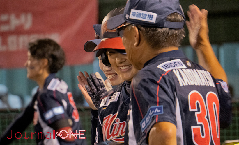 ソフトボール・JDリーグ後半戦開幕| 開幕戦の日立サンディーバ戦で代打起用に応えた大垣ミナモの新人・岩月 優衣捕手はベンチで門松監督に讃えられる-Journal-ONE撮影