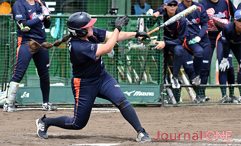女子ソフトボール JDリーグ前半戦で5本塁打を放ち、アメリカ代表として第17回 ワールドカップ予選ラウンドで Most Outstanding Playerに選出されたHannah FLIPPEN（ハンナ・フリッペン）選手（日立サンディーバ）-Journal-ONE撮影