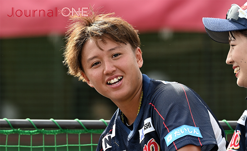 ソフトボール・JDリーグ後半戦開幕| 開幕戦の日立サンディーバ戦に勝利し、リラックスした表情を見せる大垣ミナモの大谷 聖良外野手-Journal-ONE撮影