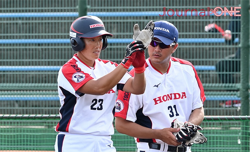 ソフトボール・JDリーグ後半戦開幕| 開幕戦の大垣ミナモ戦で同点タイムリーヒットを放ったホンダリベルタの大工谷真波外野手-Journal-ONE撮影
