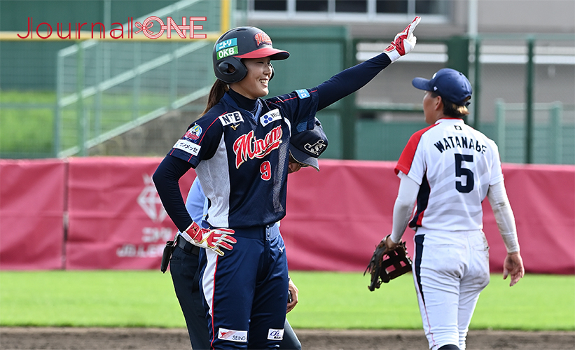 ソフトボール・JDリーグ後半戦開幕| 開幕2戦のホンダリベルタ戦で追加点となるタイムリー二塁打を放つ大垣ミナモの山口 涼香外野手-Journal-ONE撮影