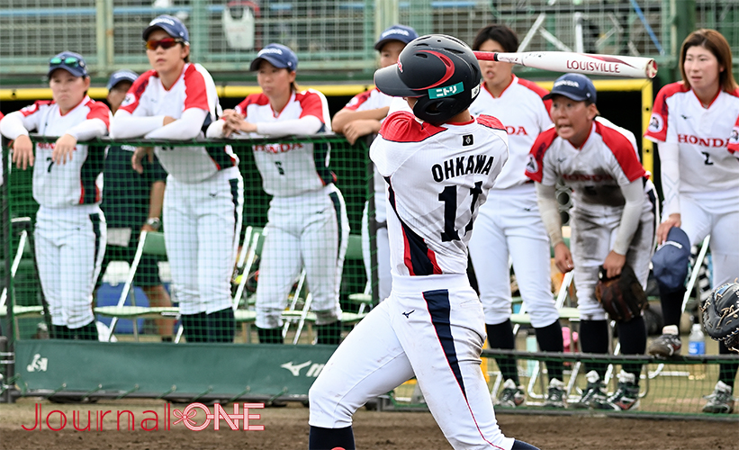 ソフトボール・JDリーグ後半戦開幕| 開幕戦の大垣ミナモ戦で先頭打者ヒットを放ったホンダリベルタの大川茉由選手-Journal-ONE撮影