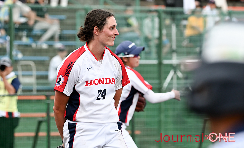 女子ソフトボール JDリーグ後半戦開幕| ホンダリベルタの投手陣を牽引するアメリカ代表のJailyn FORD(ジェイリン・フォード)投手-Journal-ONE撮影