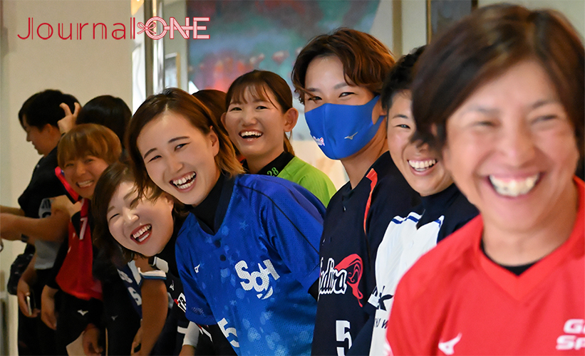 ソフトボール 全日本総合選手権| 佐賀県白石町で行われた開会式前にインカレ優勝を果たした中京大学のOG（トヨタ馬場幸子監督、伊予銀行川口茉奈選手ら）が笑顔で記念撮影-Journal-ONE撮影