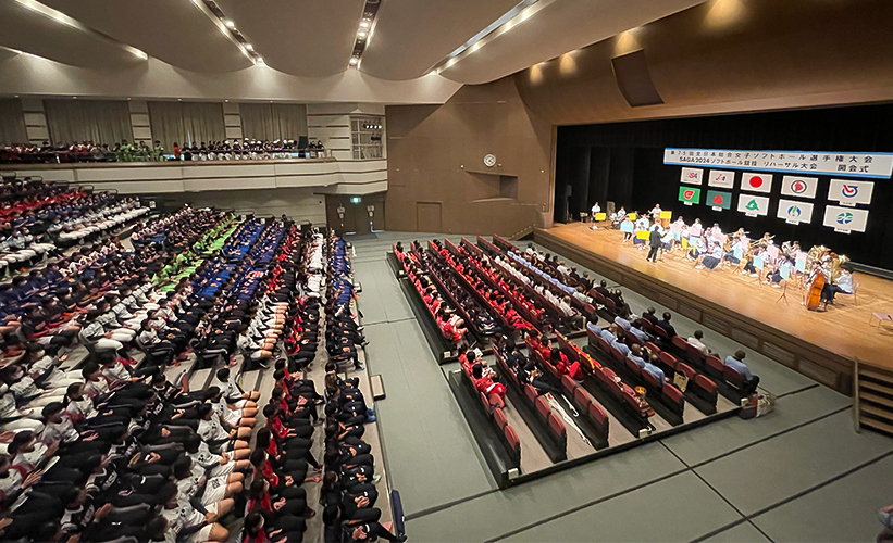 ソフトボール 全日本総合選手権| 佐賀県白石町で行われた開会式に参加する32チームの選手たち-Journal-ONE撮影
