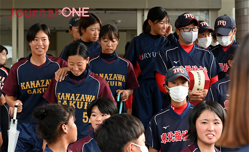 ソフトボール 全日本総合選手権| 佐賀県白石町で行われた開会式に参加する金沢学院大と東北福祉大の選手たち-Journal-ONE撮影