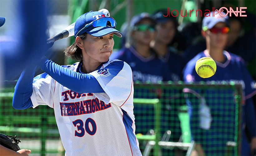 ソフトボール 全日本総合選手権| 選手、指導者として選手権で数々の優勝を飾ったビックカメラ高崎ビークイーン前コーチから東京国際大学の監督に就任した黒川春華監督（佐賀県太良町）-Journal-ONE撮影