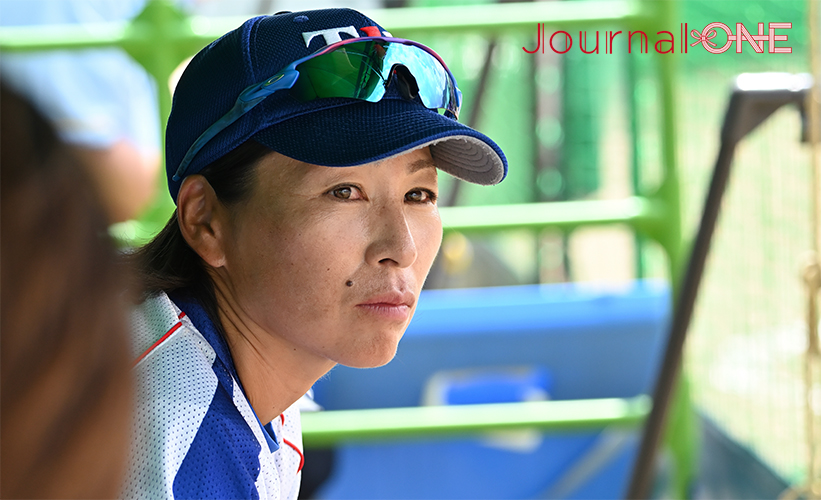 ソフトボール 全日本総合選手権| 選手、指導者として選手権で数々の優勝を飾ったビックカメラ高崎ビークイーン前コーチから東京国際大学の監督に就任した黒川春華監督（佐賀県太良町）-Journal-ONE撮影