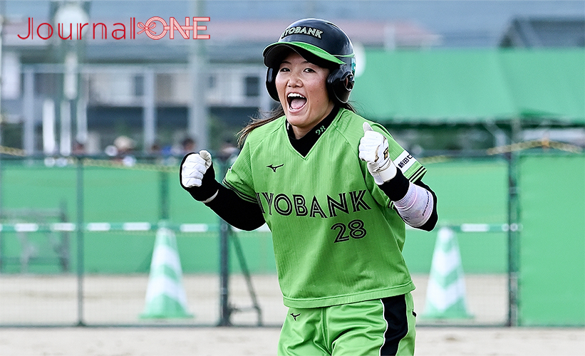 ソフトボール 全日本総合選手権| JDリーグの伊予銀行ヴェールズの川口茉奈選手が出身校の中京大戦で値千金の勝ち越し2塁打を放ち塁上でガッツポーズ(佐賀県白石町)-Journal-ONE撮影