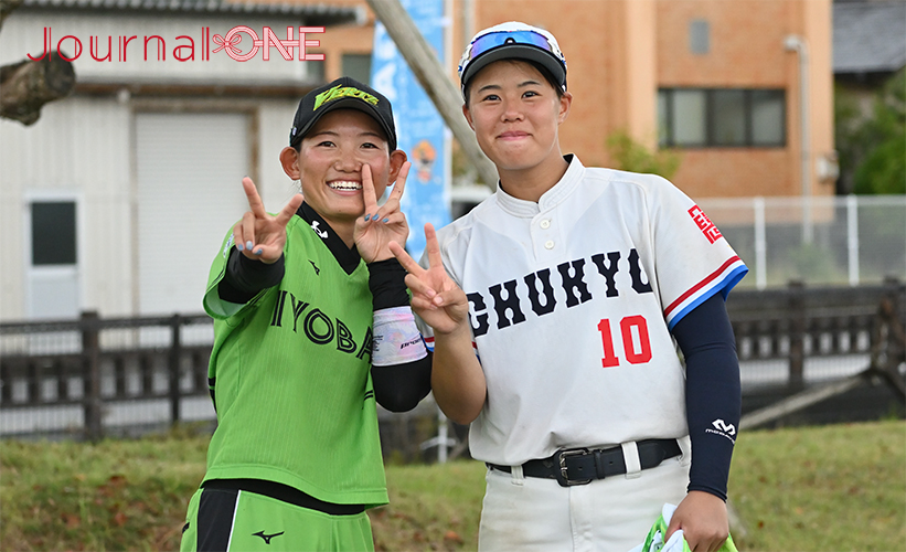 ソフトボール 全日本総合選手権| JDリーグの伊予銀行ヴェールズに健闘した中京大学の主将の市川 愛渚(ひな)選手(星野高)は先輩の川口茉奈選手にご挨拶(佐賀県白石町にて)-Journal-ONE撮影