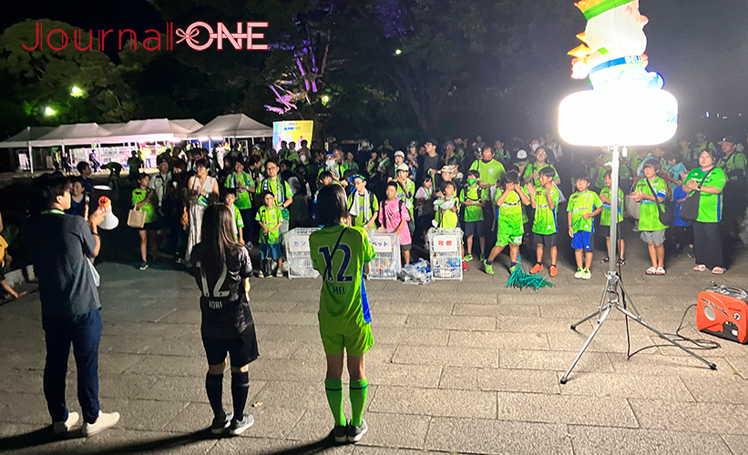 明治安田生命J1リーグ第25節の試合後、清掃活動終了時に集合する参加者たち -Journal-ONE撮影