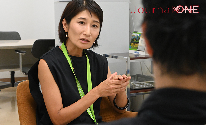 明治安田生命J1リーグ第25節、湘南ベルマーレ対浦和レッズ戦の前にレモンガススタジアム平塚で当社インタビューに答える定成幸代様(株式会社湘南ジャーナル)2 -Journal-ONE撮影