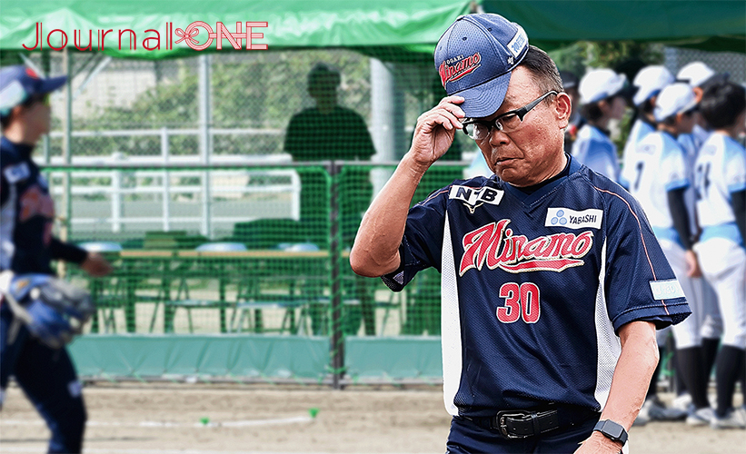 ソフトボール 全日本総合選手権| JDリーグの大垣ミナモ・門松浩孝監督は、応援を送る教え子の熊本県立熊本商業高校ソフトボール部の部員達に挨拶(佐賀県太良町にて)-Journal-ONE撮影