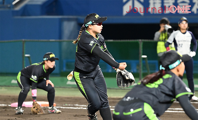 ソフトボールJDリーグ| シオノギ戦で先発完封勝利をあげた伊予銀行ヴェールズの遠藤杏樺投手-Journal-ONE撮影