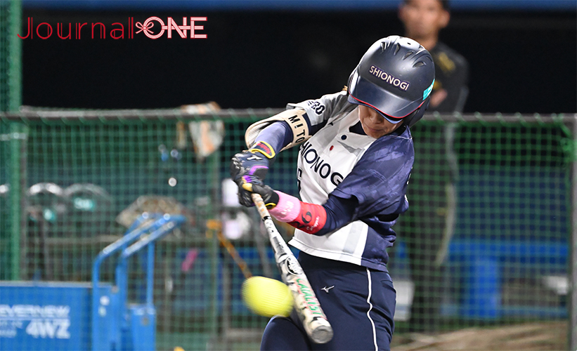 ソフトボールJDリーグ| 第12節松山ラウンドでシオノギレインボーストークス兵庫の水戸川綾音選手は小柄ながら鋭い打撃を見せる-Journal-ONE撮影