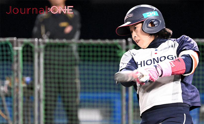 ソフトボールJDリーグ| 第12節松山ラウンドでシオノギレインボーストークス兵庫の氏丸陽奈選手のパンチ力ある打撃-Journal-ONE撮影