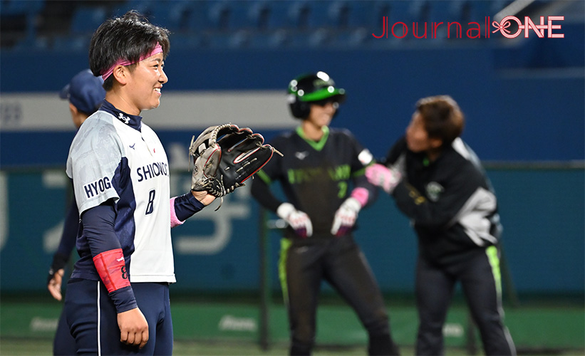 ソフトボールJDリーグ| 第12節松山ラウンドでシオノギレインボーストークス兵庫の加藤愛夢選手は伊予銀行戦で果敢なバントシフトを見せる-Journal-ONE撮影