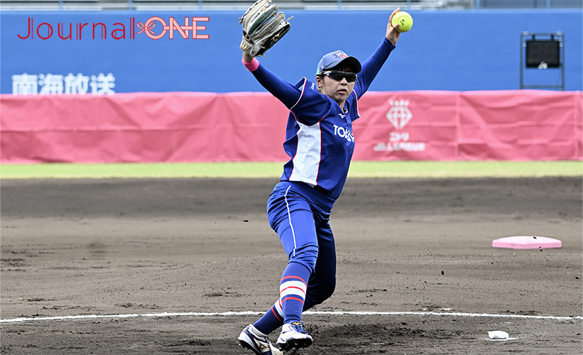 ソフトボールJDリーグ| 松山ラウンドで今季2勝目に向けて力投する東海理化チェリーブロッサムズのエース・永谷真衣投手-Journal-ONE撮影