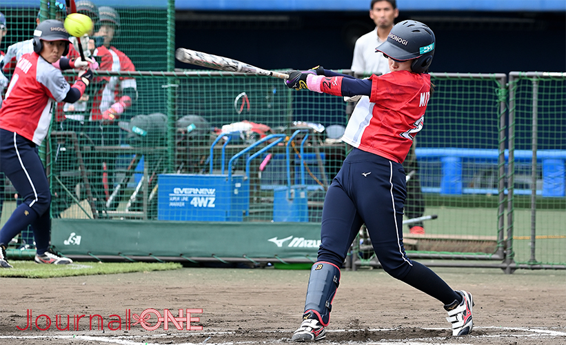 ソフトボールJDリーグ| 第12節松山ラウンドでシオノギレインボーストークス兵庫の水戸川綾音選手は小柄ながら鋭い打撃を見せる-Journal-ONE撮影