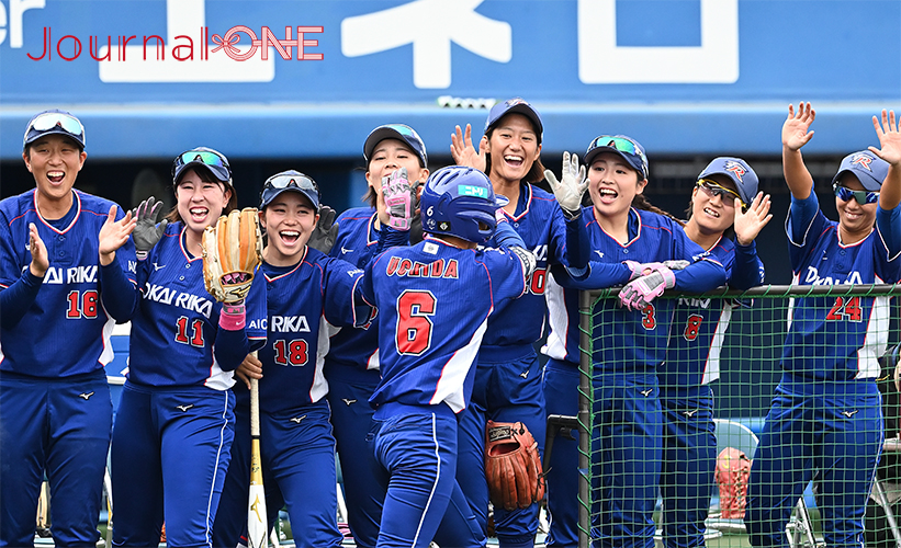 ソフトボールJDリーグ| 松山ラウンドで試合を楽しむ東海理化チェリーブロッサムズの選手たち-Journal-ONE撮影