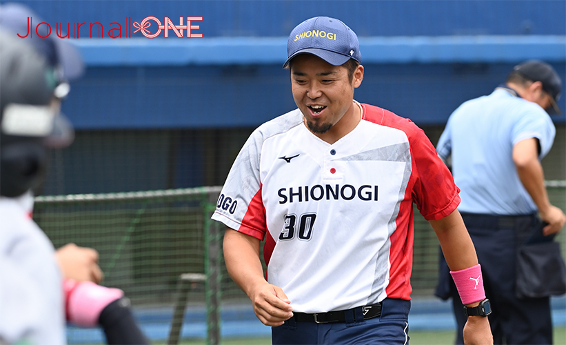 ソフトボールJDリーグ| 松山ラウンドでシオノギレインボーストークスの松田洸監督-Journal-ONE撮影