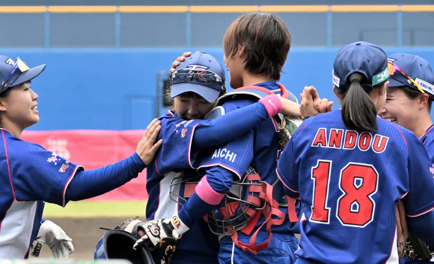 ソフトボールJDリーグ| 松山ラウンドでシオノギ戦に完投し今季2勝目をもたらした東海理化チェリーブロッサムズのエース・永谷真衣投手は試合後に涙を見せる-Journal-ONE撮影