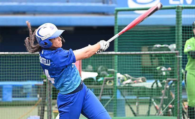 ソフトボールJDリーグ| 第12節松山ラウンドの伊予銀行戦で決勝のツーランホームランを放つSGホールディングスギャラクシースターズのイタリア代表主・Erika PIANCASTELL(エリカ・ピアンカステリ)選手-Journal-ONE撮影