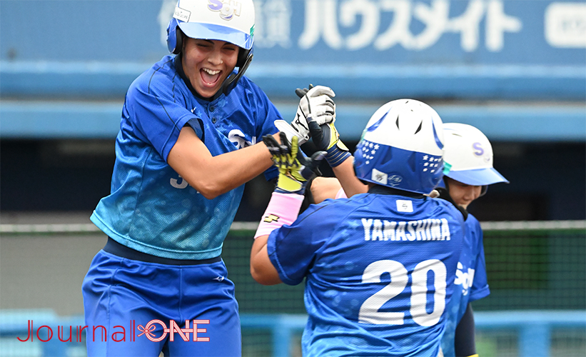 ソフトボールJDリーグ| 第12節松山ラウンドの伊予銀行戦で決勝のツーランホームランを放つSGホールディングスギャラクシースターズのイタリア代表主・Erika PIANCASTELL(エリカ・ピアンカステリ)選手-Journal-ONE撮影