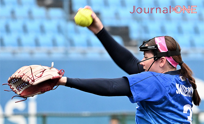 ソフトボールJDリーグ| 第12節松山ラウンドの伊予銀行線に完投勝利のSGホールディングスギャラクシースターズのKathryn Sandercock（キャスリン・サンダーコック）投手は全米大学チームトップ3に君臨するFlorida State（フォロリダ州立大）のエースとして日米対抗ソフトボール2022に次ぐ来日-Journal-ONE撮影