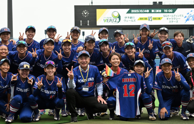 ソフトボールJDリーグ| 松山ラウンドまで応援に駆けつけた東海理化チェリーブロッサムズの顧問で代表取締役社長の二之夕 裕美さんと選手たちの笑顔のショット-Journal-ONE撮影
