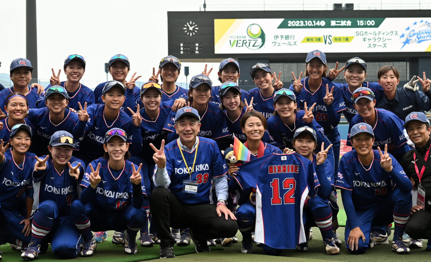 ソフトボールJDリーグ| 松山ラウンドまで応援に駆けつけた東海理化チェリーブロッサムズの顧問で代表取締役社長の二之夕 裕美さんと選手たちの笑顔のショット-Journal-ONE撮影