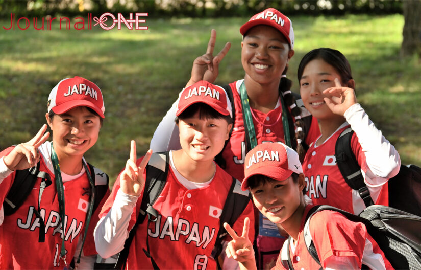 女子ソフトボールU15ワールドカップ| 開会式前にカメラに笑顔を見せる日本代表の選手たち-Journal-ONE撮影