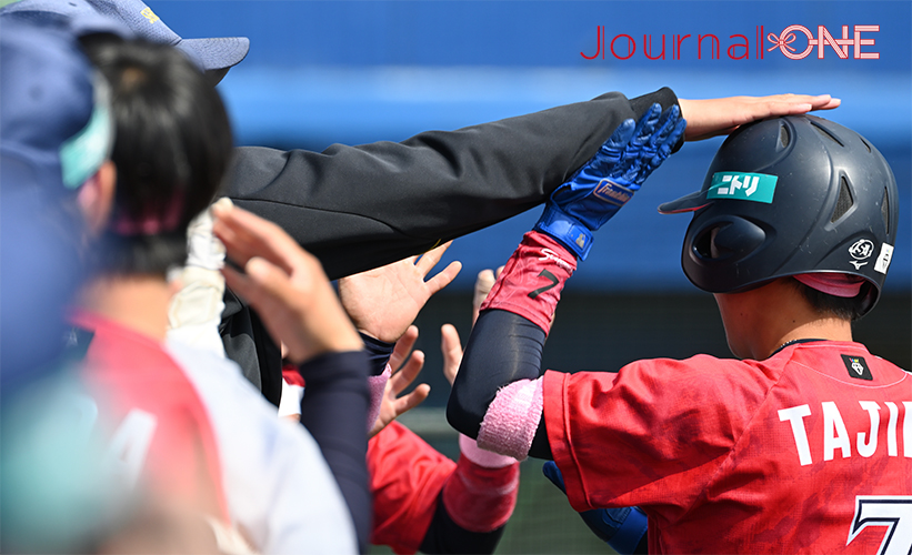 ソフトボールJDリーグ| 第12節松山ラウンドでシオノギレインボーストークス兵庫の田島 茉依選手はSGHギャラクシースターズ戦で値千金勝ち越しタイムリーを放ちベンチで祝福される-Journal-ONE撮影
