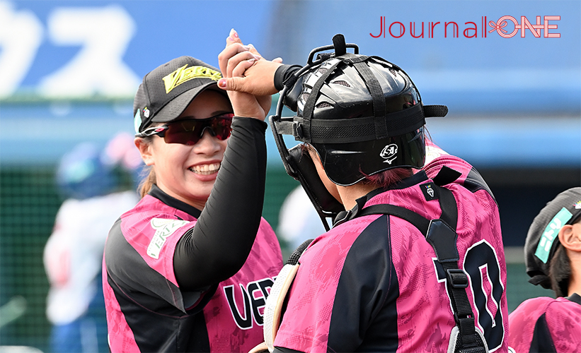 ソフトボールJDリーグ| ピンクリボン運動の一環としてピンクのユニフォームを着用する伊予銀行ヴェールズの遠藤杏樺ッ投手と安川裕美捕手のバッテリー-Journal-ONE撮影