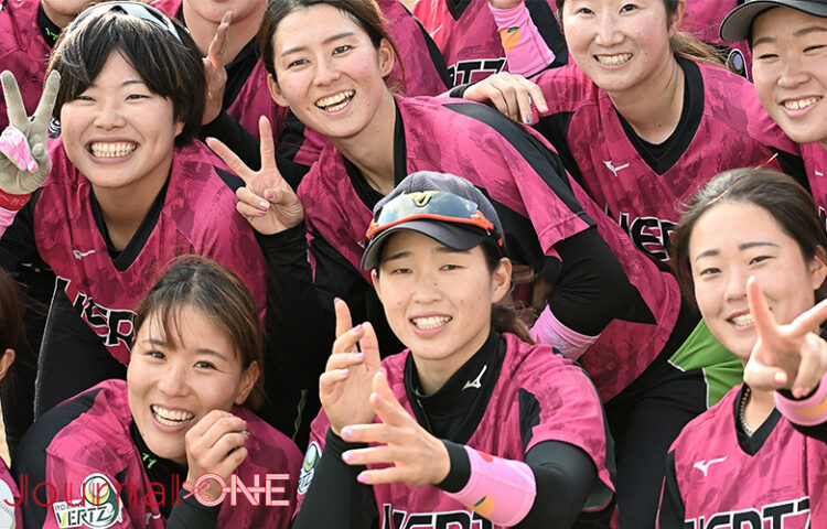 ソフトボールJDリーグ| 地元・松山ラウンドで伊予銀行ヴェールズはピンクリボン運動の一環としてピンクのユニフォームを着用-Journal-ONE撮影