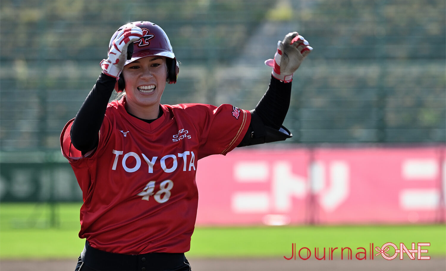 女子ソフト JDリーグ|勝ち越し本塁打を放つ、東京2020銀メダルのアメリカ代表・Bubba NICKLES(バッバ・ニクルス)選手(トヨタレッドテリアーズ)-Journal-ONE撮影