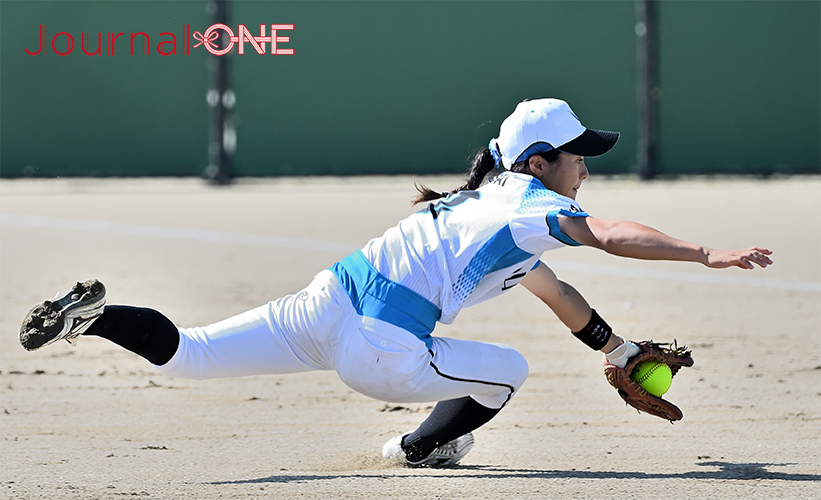 ソフトボール 全日本総合選手権| JDリーグ・大垣ミナモに挑んだ山梨学院大学はライト前に抜けるかと思われた打球に飛びついたセカンドの河西 真奈選手（山梨学院高）の好守備などで食らいつく（佐賀県太良町にて）-Journal-ONE撮影