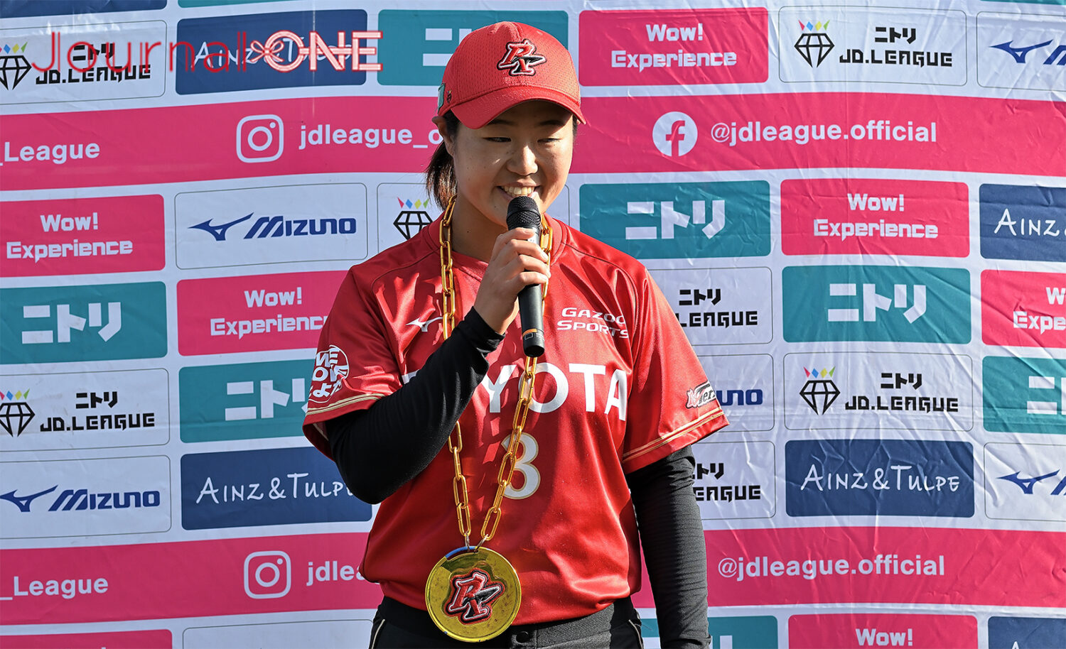 女子ソフト JDリーグ|タカギ北九州ウォーターウェーブ戦で2本塁打を放ちお立ち台に上がる下山絵里選手（トヨタレッドテリアーズ）-Journal-ONE撮影