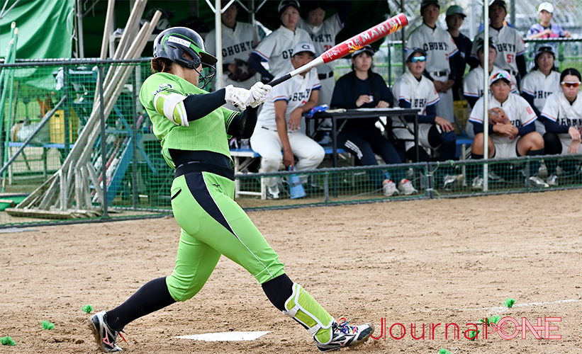 ソフトボール 全日本総合選手権|JDリーグ 伊予銀行ヴェールズの居内佑加選手がタイムリー2塁打を放つ(佐賀県白石町にて)-Journal-ONE撮影