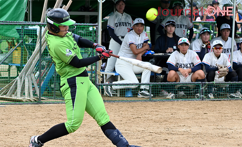 ソフトボール 全日本総合選手権|JDリーグ 伊予銀行ヴェールズの久保和咲選手がご当地・佐賀県の選手として大きな声援を受けて打席に立つ(佐賀県白石町にて)-Journal-ONE撮影